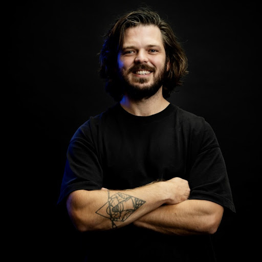 Professionele headshot van Thomas Hilbrands.