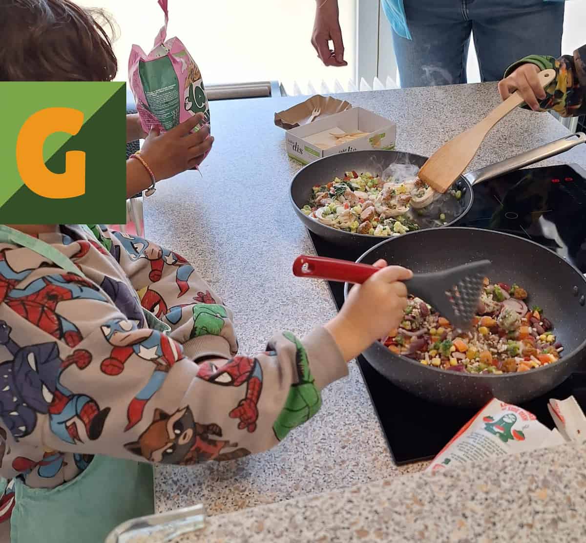Kinderen koken samen in het buurthuis